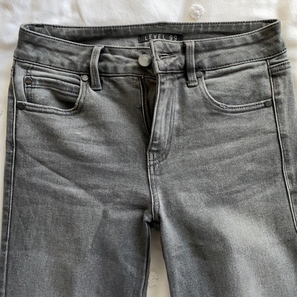 Grey level 99 jeans.